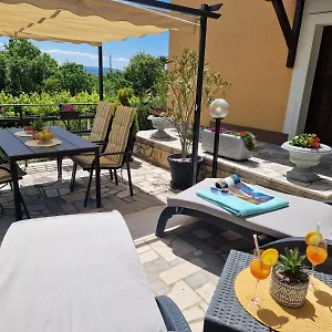 https://one-bedroom-guesthouse-tina.primorje-gorskikotar.com