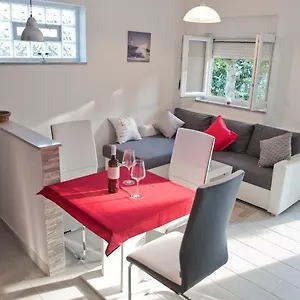 https://apartments-maria-stefania.in-istria.net